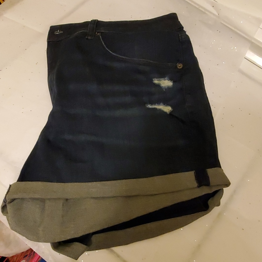 NWOT Universal Thread shorts